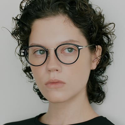 メガネを着用したモデルのバストアップ