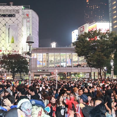 渋谷のハロウィン当日 来街自粛呼びかけも街中でにぎわい - FASHIONSNAP.COM