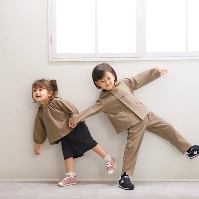 ナノユニバースがプロデュースした園児用の制服の着用画像
