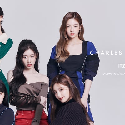 韓国発のグローバルアイドルグループ「ITZY」のメンバーが出演するチャールズ＆キースのキャンペーンヴィジュアルとロゴ
