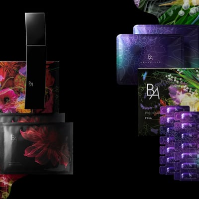 赤い花が描かれたボックスと黒い容器に入った化粧品、白や紫の花が描かれたボックスと、紫や黒のパッケージに入った化粧品