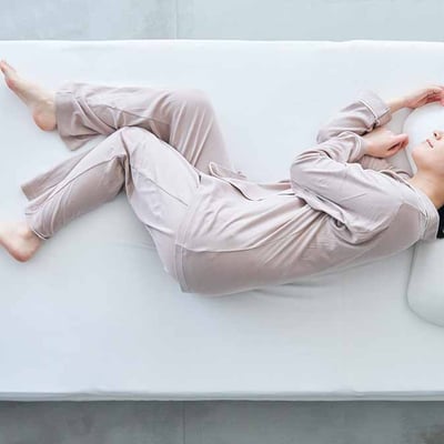 ワコール 睡眠科学の寝具に横たわる女性