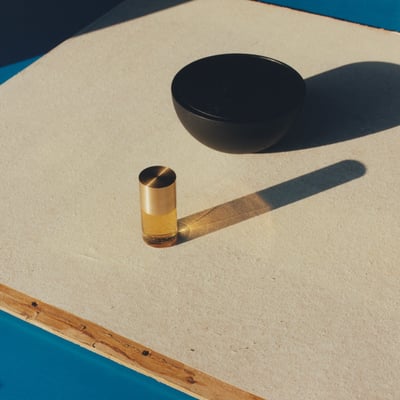 ゴールドと黒のオブジェクトが置かれている様子