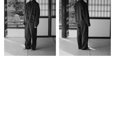 立っている男性のモノクロ写真