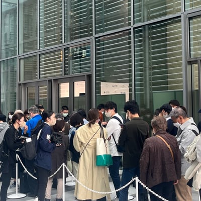 東京ミッドタウン八重洲のグランドオープンを待つ行列の様子