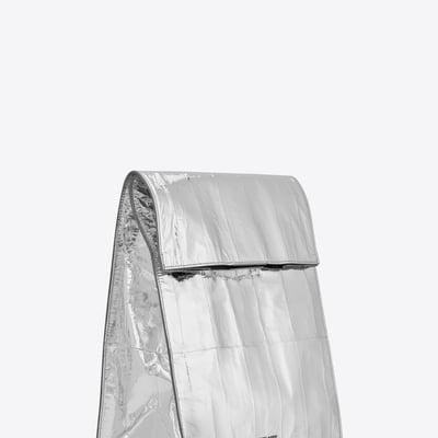 サンローランの新作バッグ「デリ ペーパーバッグ」のヴィジュアル