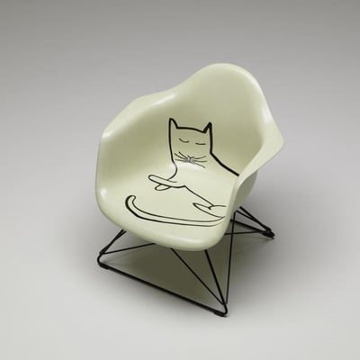 猫のイラストをあしらった白い椅子
