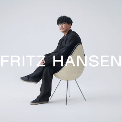 「フリッツ・ハンセン」と製作したチェアに腰掛ける山口一郎