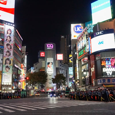 混雑しているスクランブル交差点