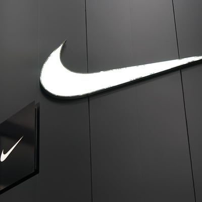 ニューバランスとスケッチャーズを提訴したナイキのロゴ