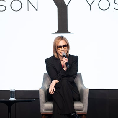 東京で行われた緊急記者会見に登壇したYOSHIKI