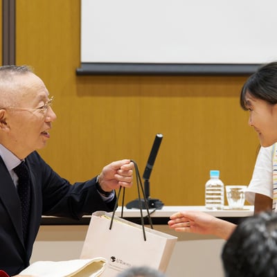 ファーストリテイリング 柳井会長