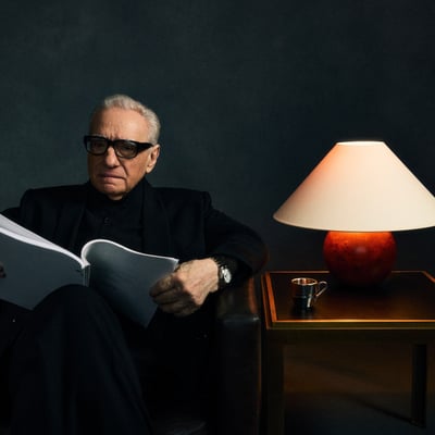 ジョルジオ アルマーニとキスのコラボコレクションを纏った映画監督のマーティン・スコセッシ
