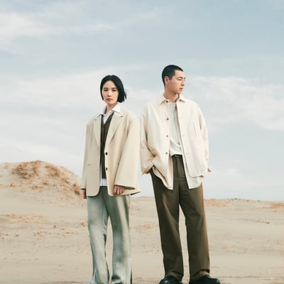 砂地に立つ男女