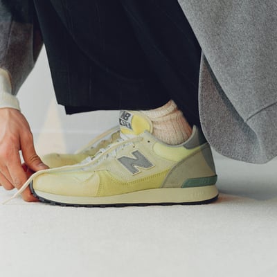 ニューバランスとオーラリーがコラボして発売するスニーカー「AURALEE × New Balance 475」