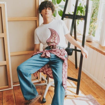 ペイズリーのTシャツを着た男性