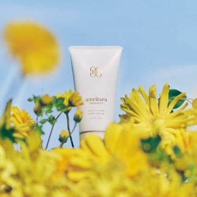 クリームの容器と花