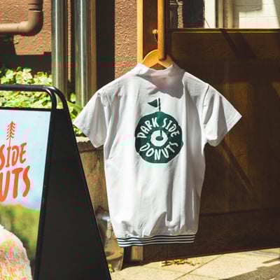 ロゴ入りのクルーネックTシャツ