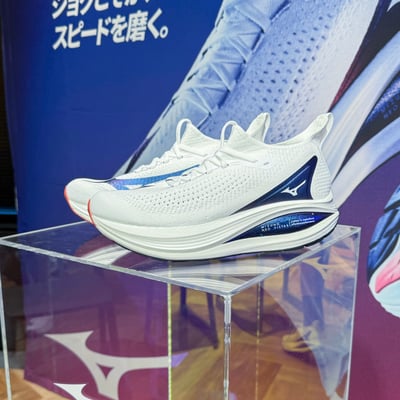 白いランニングシューズ
