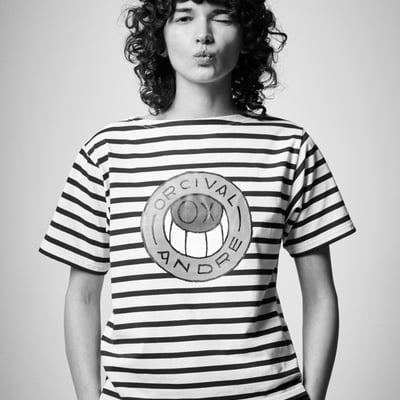 Tシャツを着たモデル
