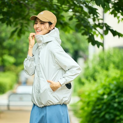 マウンテンパーカーを着た女性