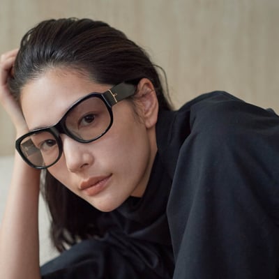 Zoffと熊谷隆志がコラボレーションしたアイウェアコレクションを着用する女性モデル