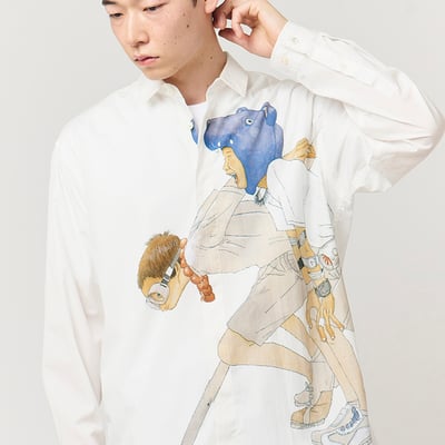 松本大洋のイラストをあしらったシャツを着たモデル