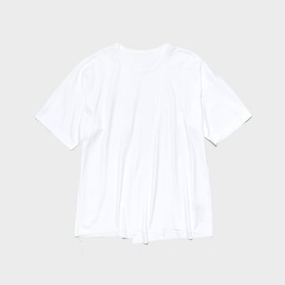 ホワイトのTシャツ