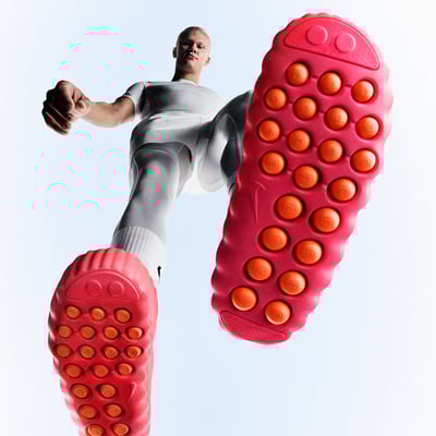 赤いシューズを履いたハーランド選手