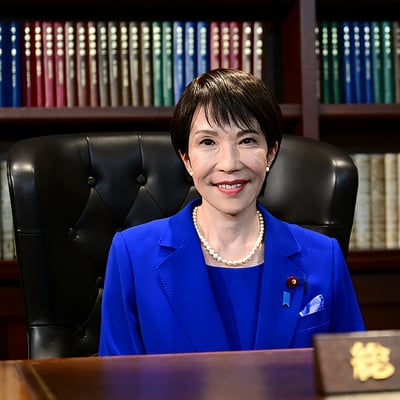 ロイヤルブルーのスーツを着こなす高市早苗自民党新総裁