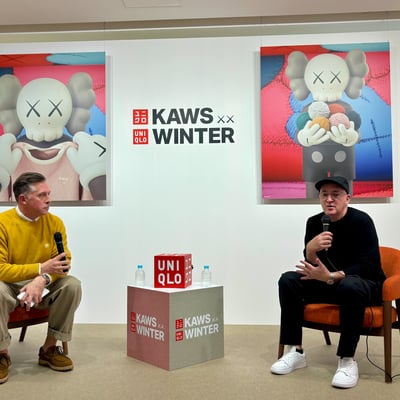 KAWSとグローバー・ニコラスUTマーケティング担当部長の画像