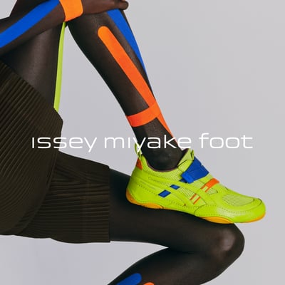アシックスとイッセイ ミヤケコラボシューズのヴィジュアル