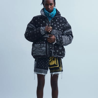 チルドレンオブザディスコーダンスの服を着た男性モデル