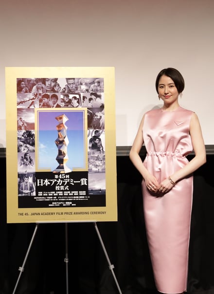 長澤まさみが日本アカデミー賞記者発表に登壇、プラダのサテンドレスを着用