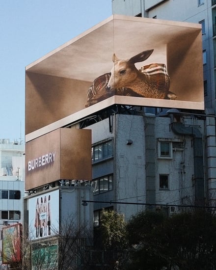 バーバリーチェックをまとった子鹿が登場する3D広告