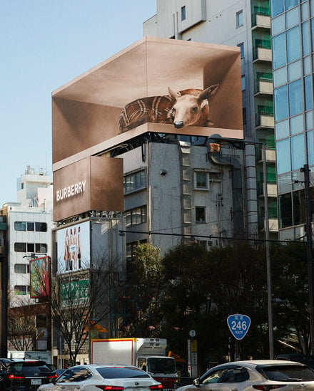 バーバリーチェックをまとった子鹿が登場する3D広告