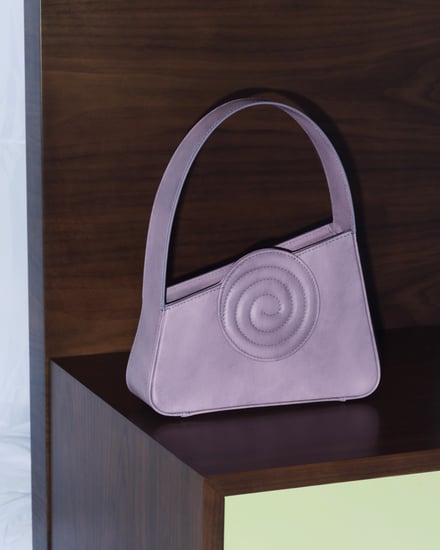 紫色のバッグ