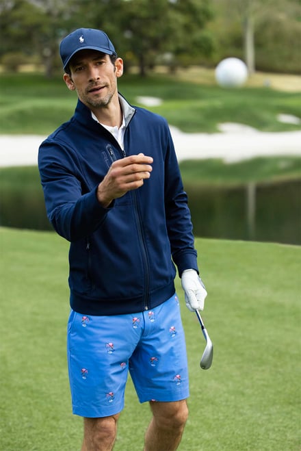 ゴルフウェアを着た男性