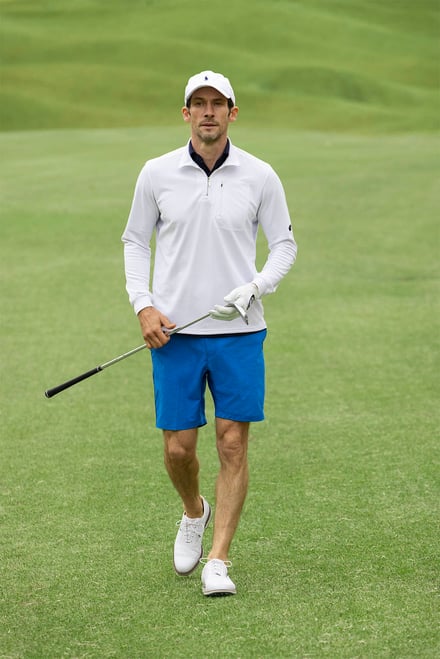 ゴルフウェアを着た男性