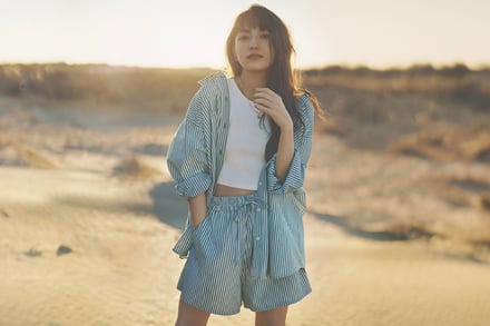 ストライプのシャツとハーフパンツを着用した女優の川口春奈