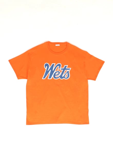 青色ロゴのオレンジTシャツ