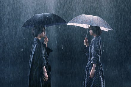傘をさす男女2人