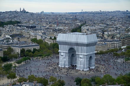 凱旋門が映るパリの街並み