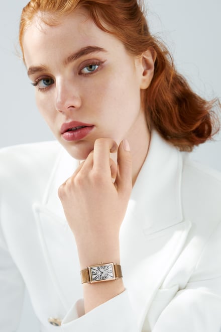 時計をつけた女性モデル