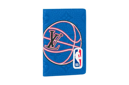 青いレザー製カードケース