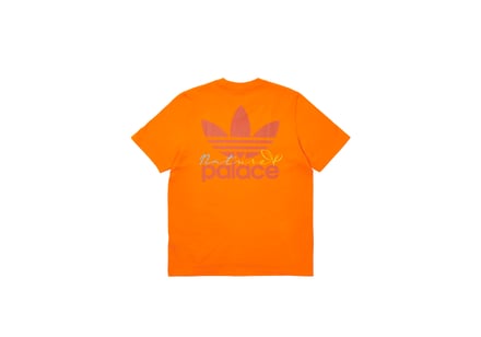 パレススケートボードとアディダスがコラボレーションしたオレンジのTシャツ