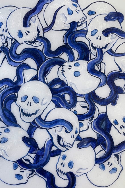 青を基調に髑髏を描いた西岡ペンシルの作品
