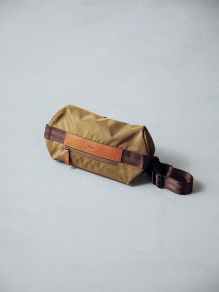 土屋鞄製造所の新作リサイクルナイロン製のボディバッグ