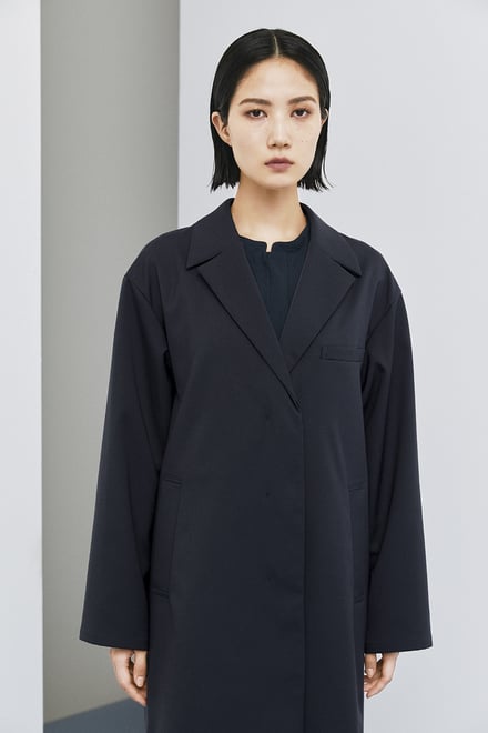 黒いコートを纏う女性モデル