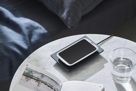 バルミューダが、5Gスマートフォン「BALMUDA Phone」のために専用設計した充電器「BALMUDA Phone ワイヤレス充電器」